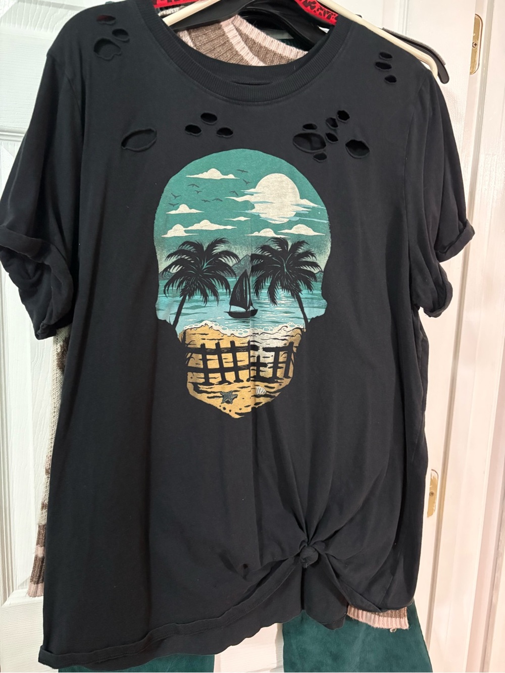 torrid Black Short Sleeve Tee with Teal & Sand Skull Beach Graphic